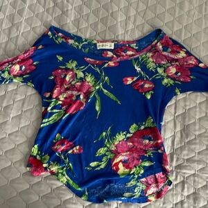 SOLDVibrant colors three-quarter sleeve shirt.